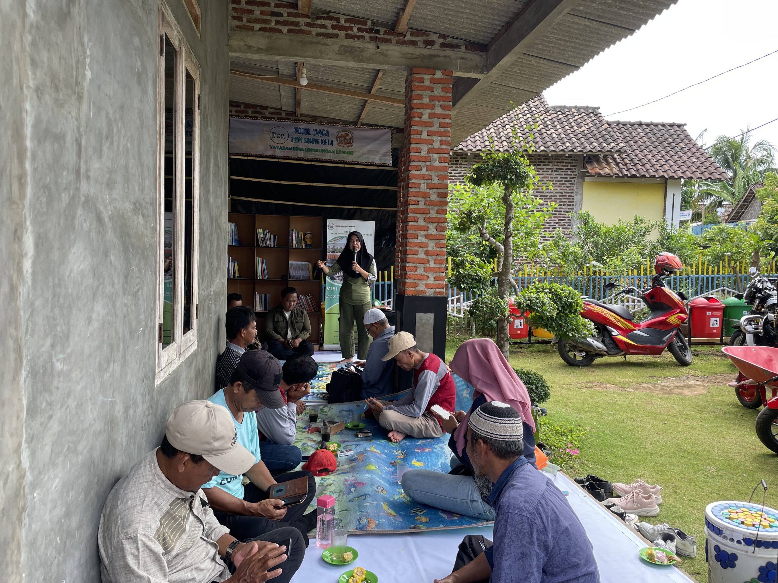 Peserta duduk melingkar menghadap satu pembicara