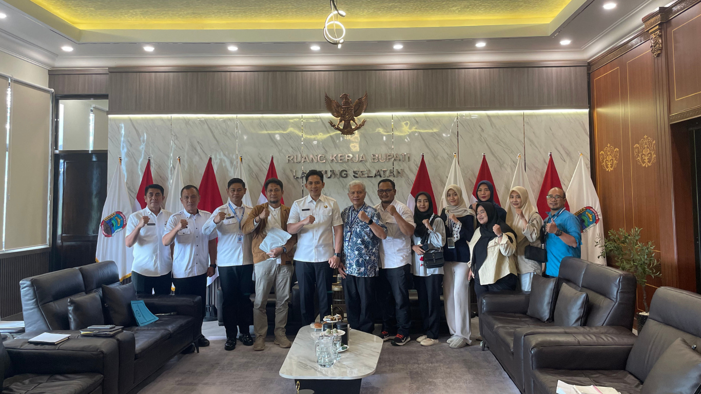 Beberapa orang Perwakilan Paluma dan Staf Bupati sedang berfoto bersama Bupati Lampung Selatan