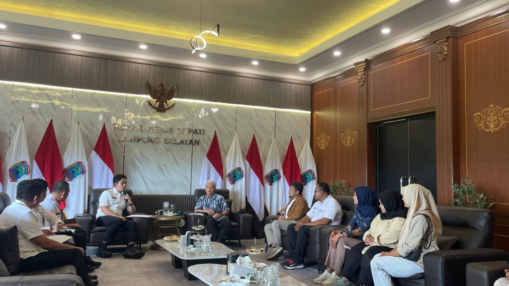 Beberapa orang sedang duduk menghadap perwakilan Paluma Nusantara dan Bupati Lampung Selatan