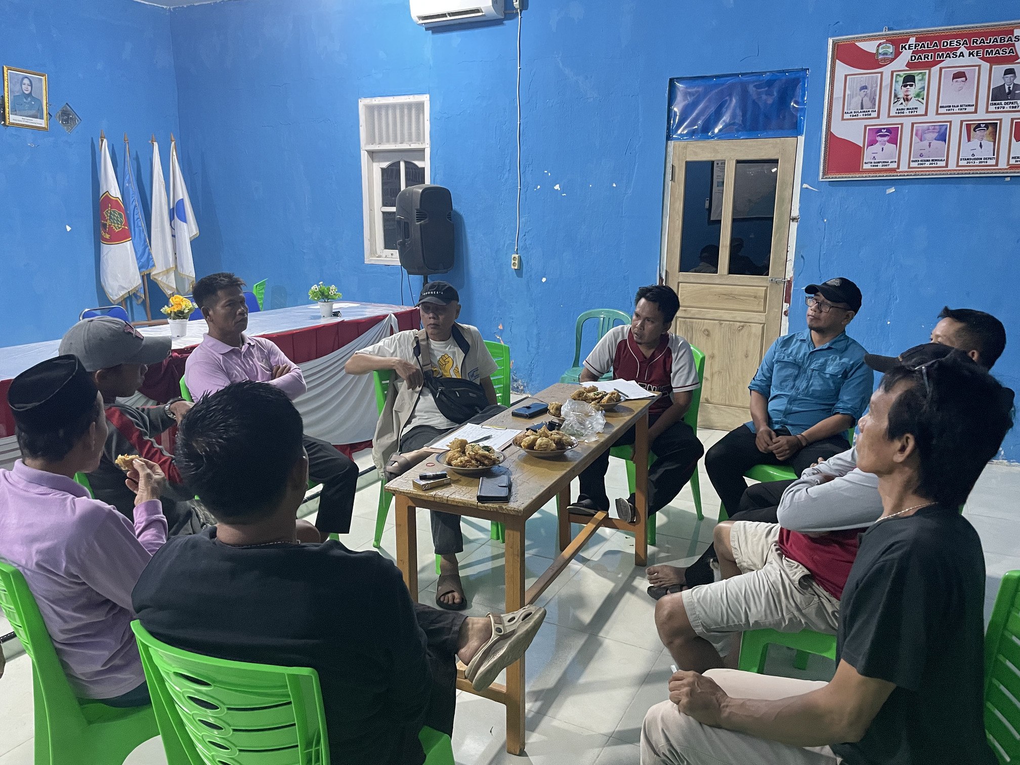 Sejumlah laki-laki duduk melingkar berdiskusi