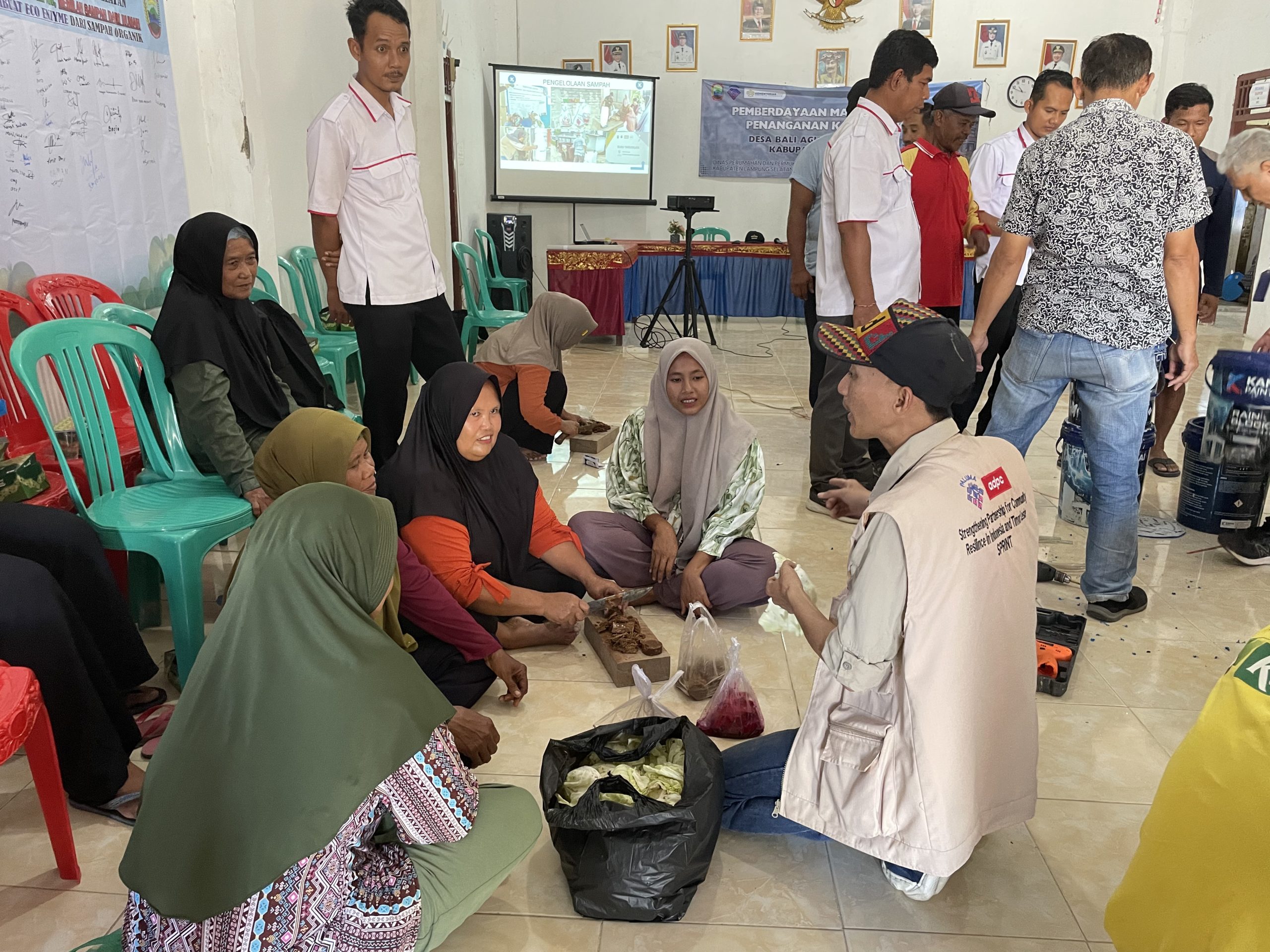 Sekelompok ibu-ibu sedang didampingi praktik membuat ecoenzyme