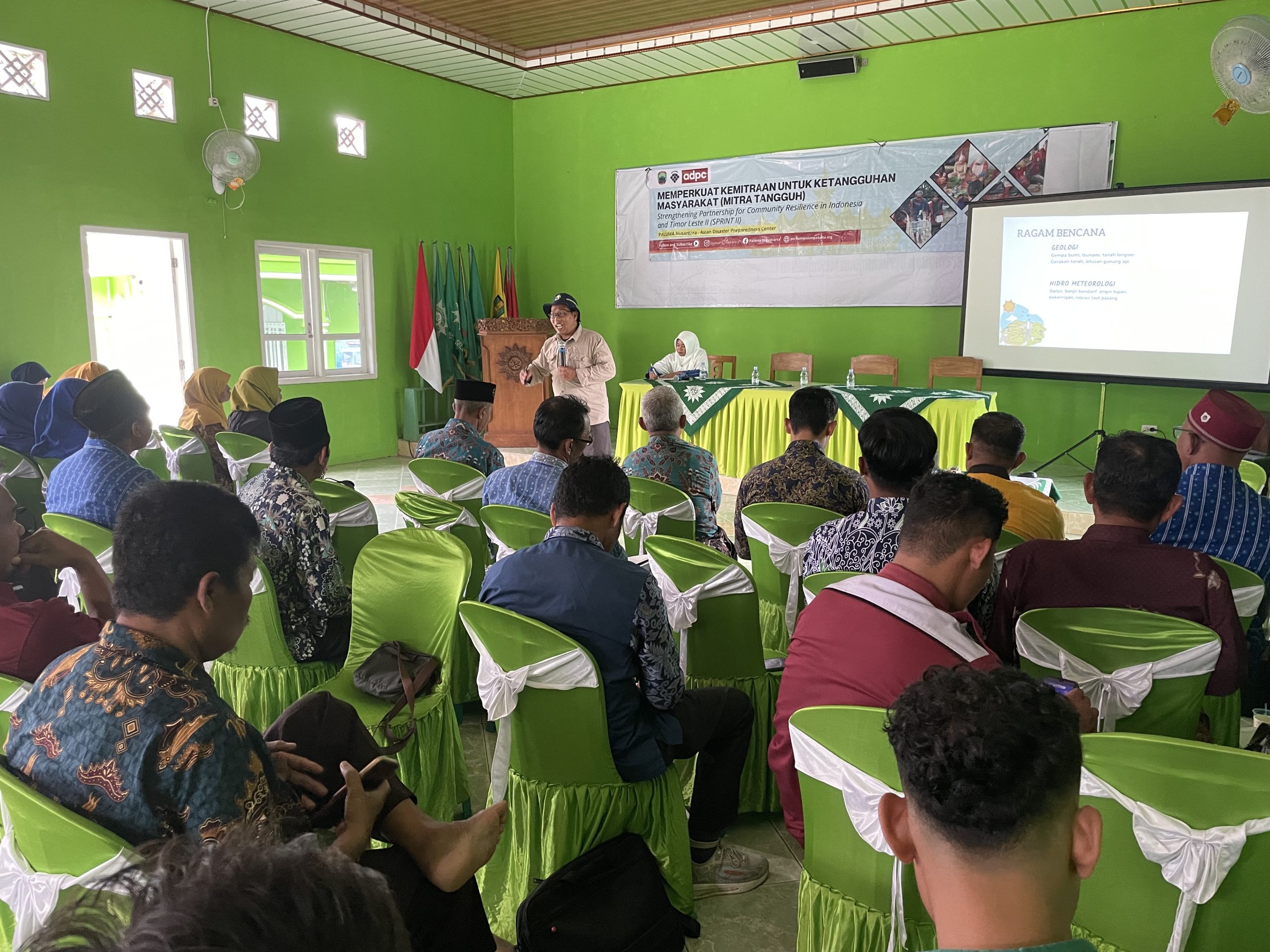 Peserta workshop sedang duduk mendengarkan pembicara di depan