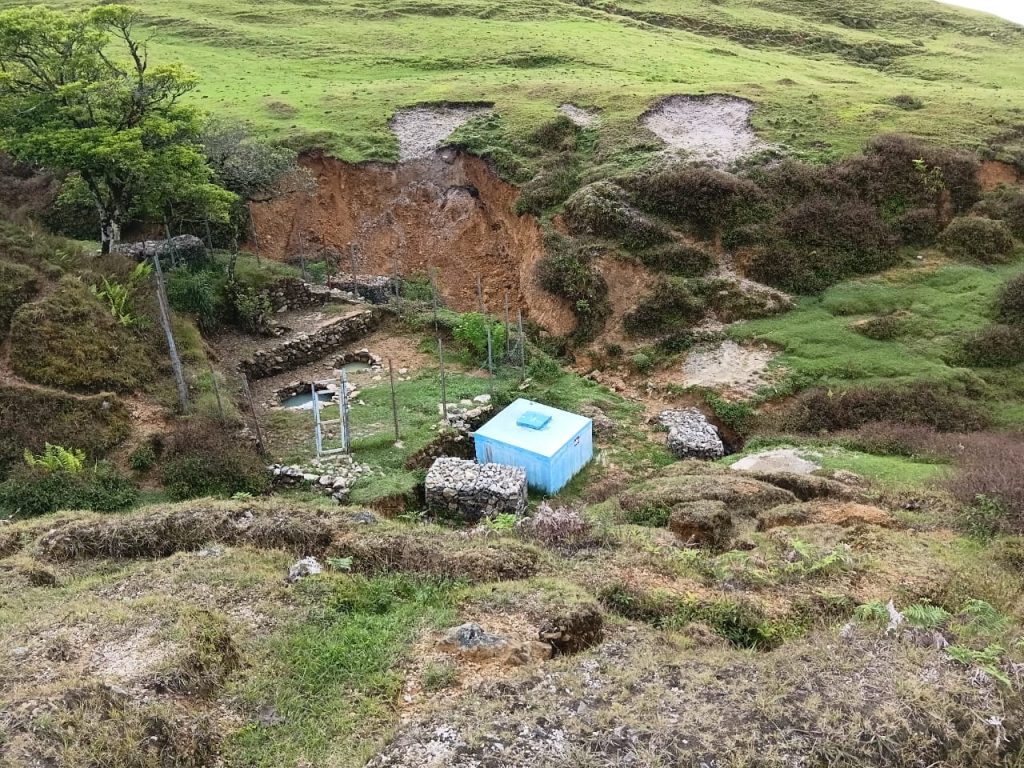 Foto bak penampungan air di tengah lahan