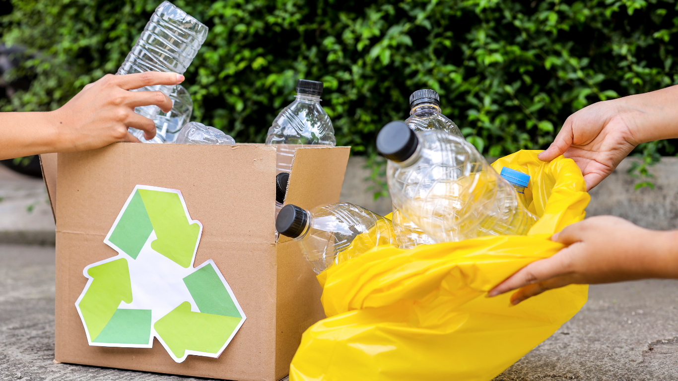 Gambar botol plastik dipilah dalam tas dan karton
