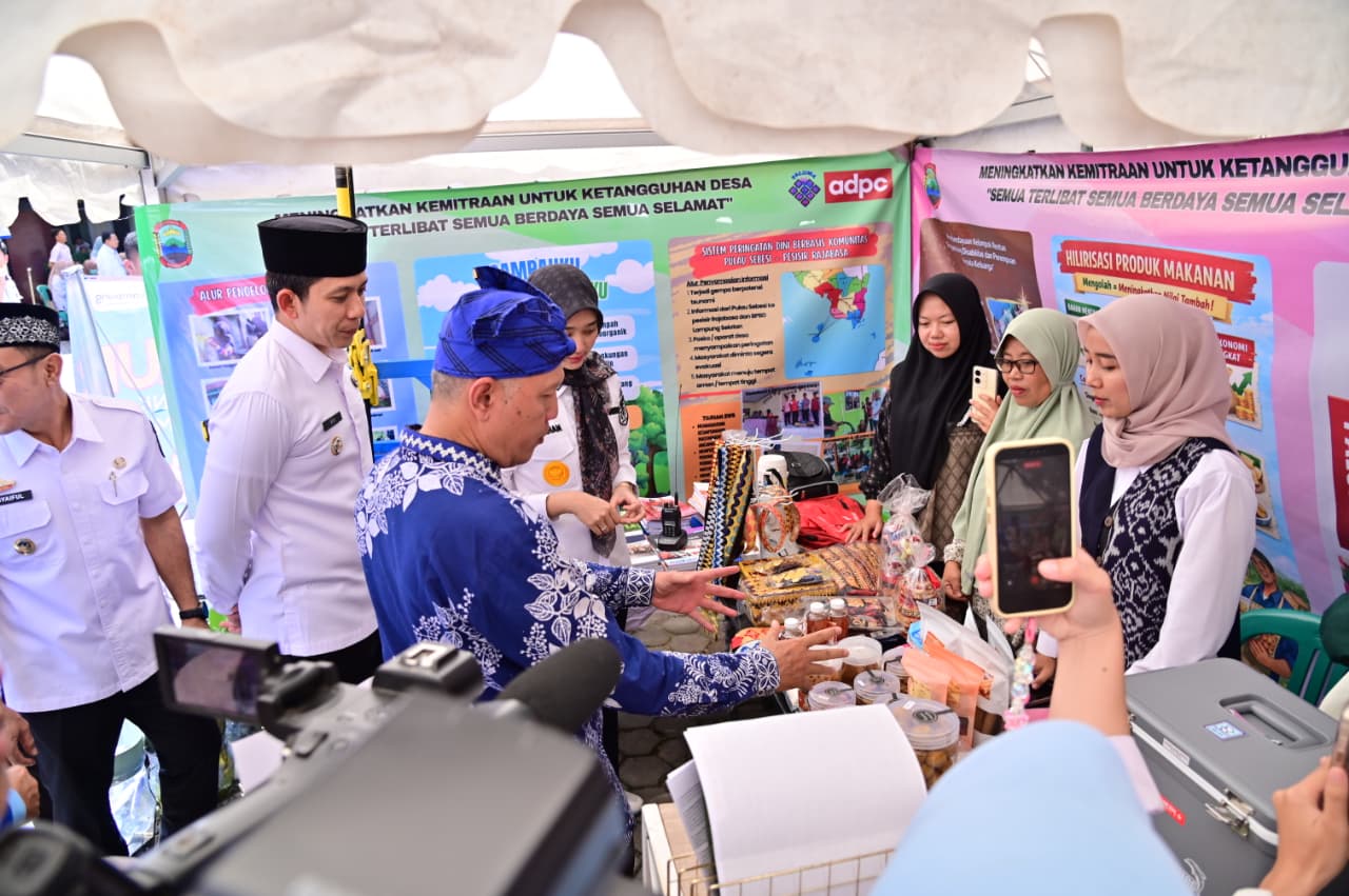 Sejumlah pejabat dan pengunjung melihat langsung berbagai produk UMKM desa di stan pameran, berdiskusi tentang pengolahan pangan lokal sebagai strategi penguatan ekonomi dan ketangguhan desa.