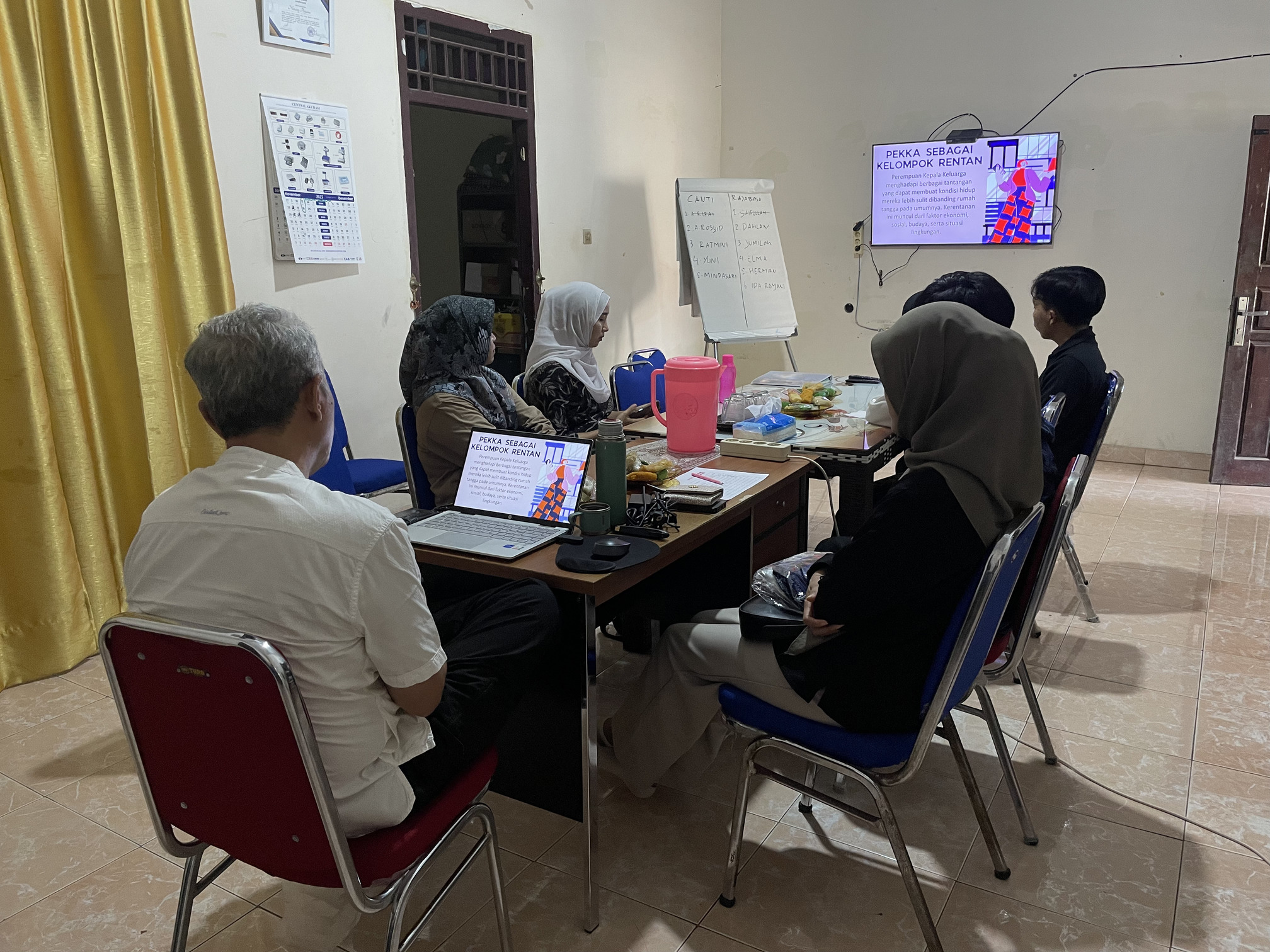 Beberapa orang sedang duduk melingkar di satu ruangan mengikuti kegiatan Jumat, 14 November 2025, PALUMA Nusantara Lampung Selatan menggelar kegiatan pembekalan surveyor untuk pendataan Perempuan Kepala Keluarga (PEKKA) di dua desa sasaran, yaitu Desa Canti dan Desa Rajabasa. Kegiatan yang berlangsung di kantor PALUMA Nusantara ini diikuti oleh 11 peserta, terdiri dari 5 perempuan dan 6 laki-laki. Pembekalan ini difokuskan untuk memastikan para surveyor memiliki pemahaman yang benar tentang apa itu PEKKA, karakteristiknya, serta konteks kerentanan yang sering dihadapi. Selain itu, peserta juga dibekali dengan penjelasan mengenai instrumen pendataan, alur kerja survei, dan etika pengumpulan data di lapangan. Dengan pemahaman tersebut, diharapkan para surveyor mampu melakukan pendataan secara tepat sehingga data yang dikumpulkan akurat dan dapat digunakan sebagai dasar perencanaan program.