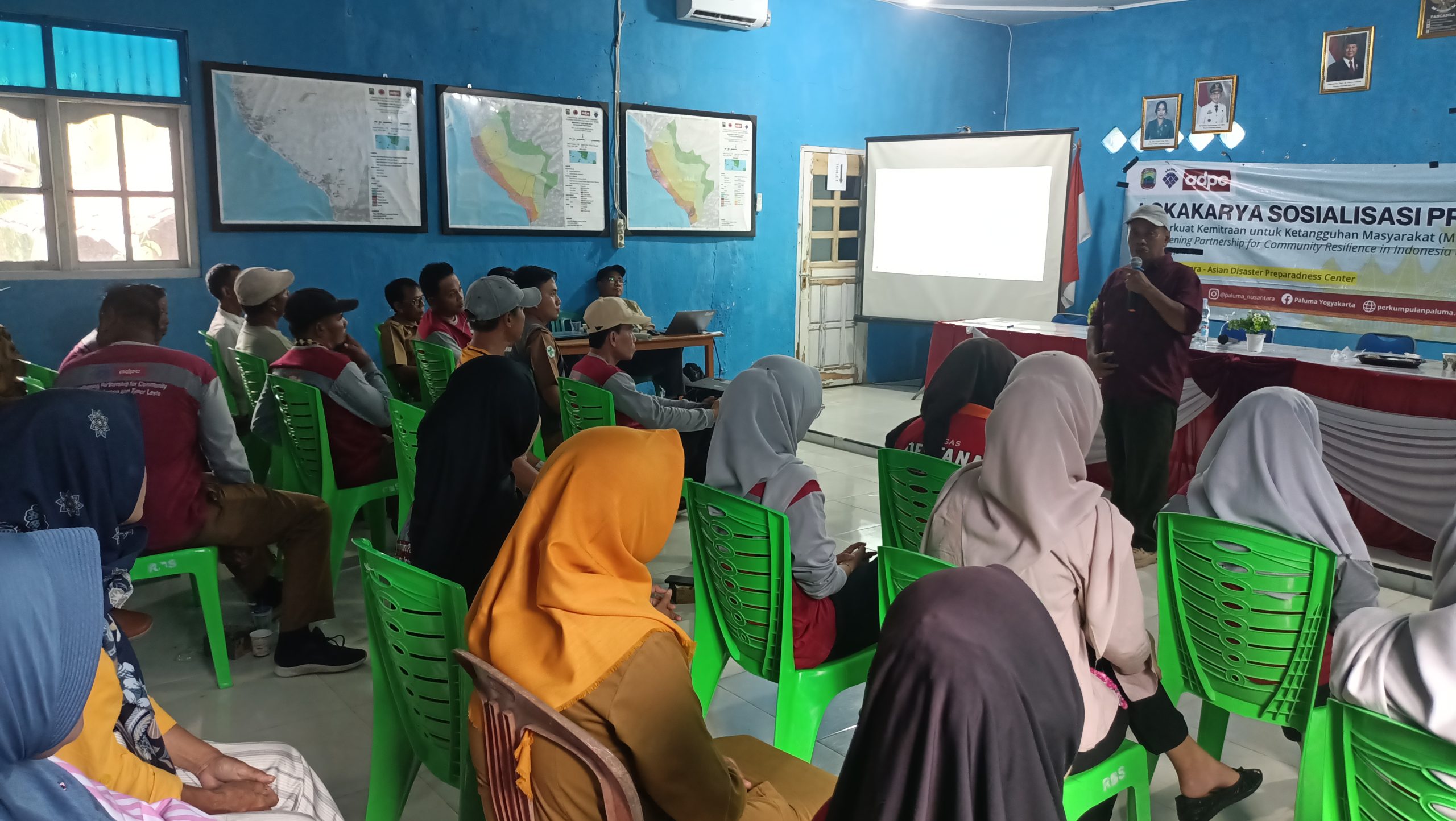 Peserta simulasi tampak mendengarkan narasumber