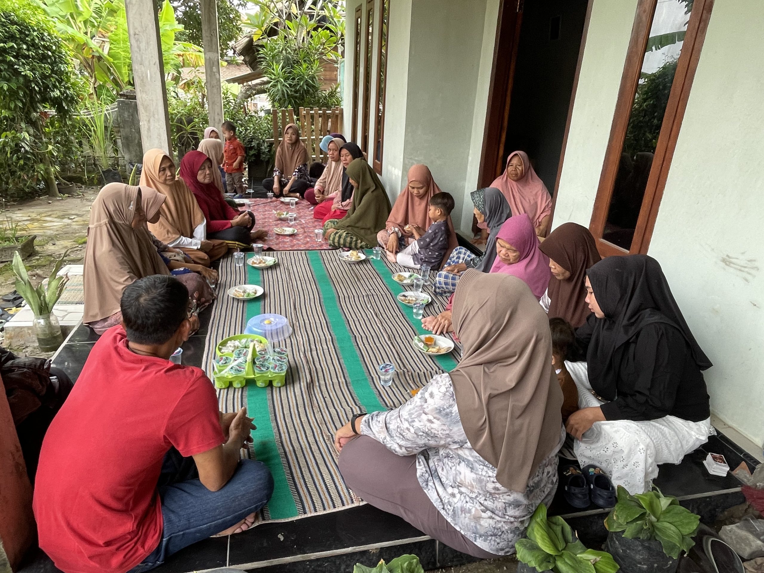 Suasana sosialisasi di Desa Rajabasa, ibu-ibu duduk melingkar di teras halaman