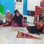 Lestarikan Budaya, Ibu-Ibu Desa Ini Mengikuti Pelatihan Pembuatan Tukus dan Kikat