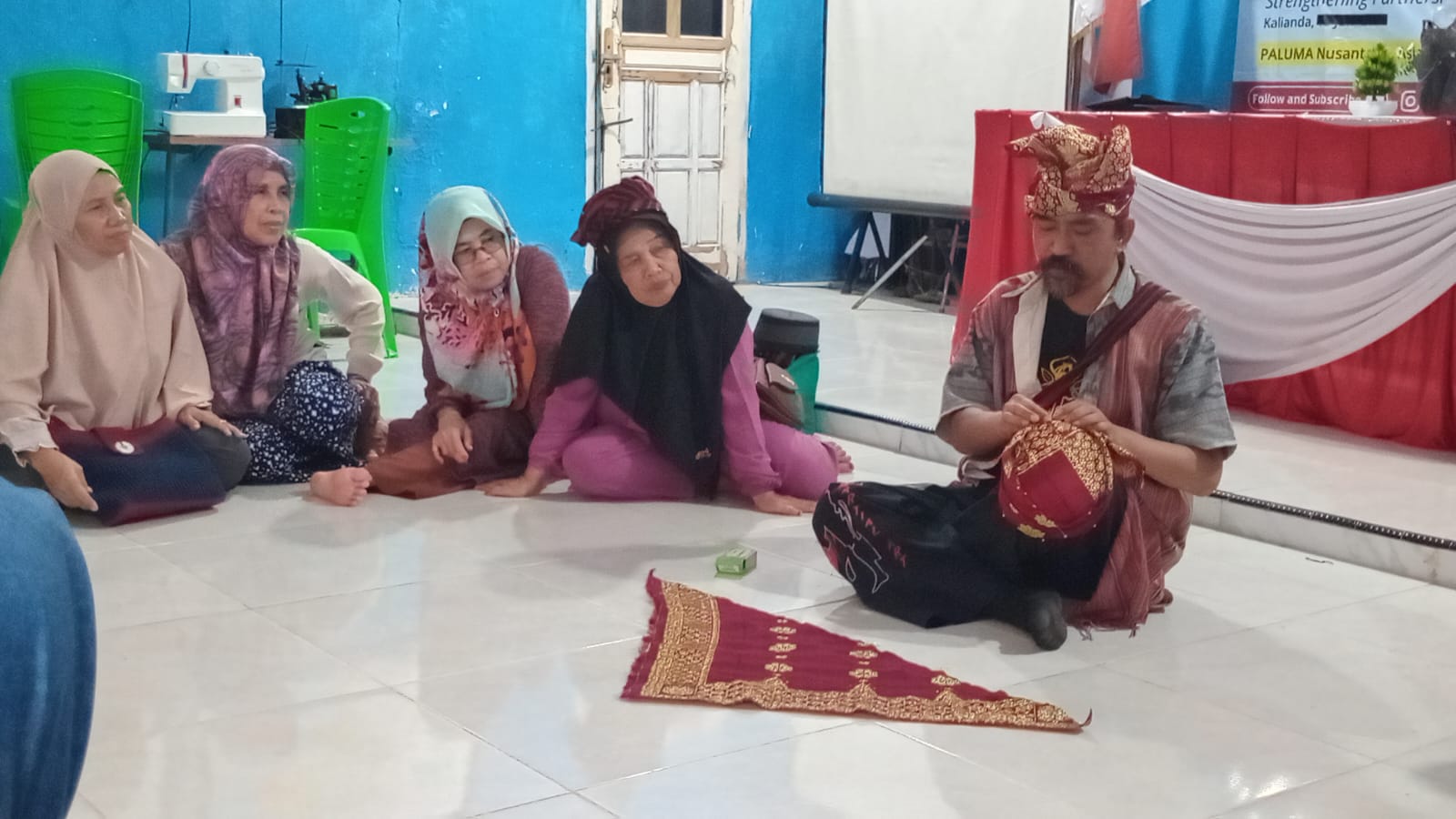 Sejumlah ibu-ibu tampak menyimak narasumber pelatihan