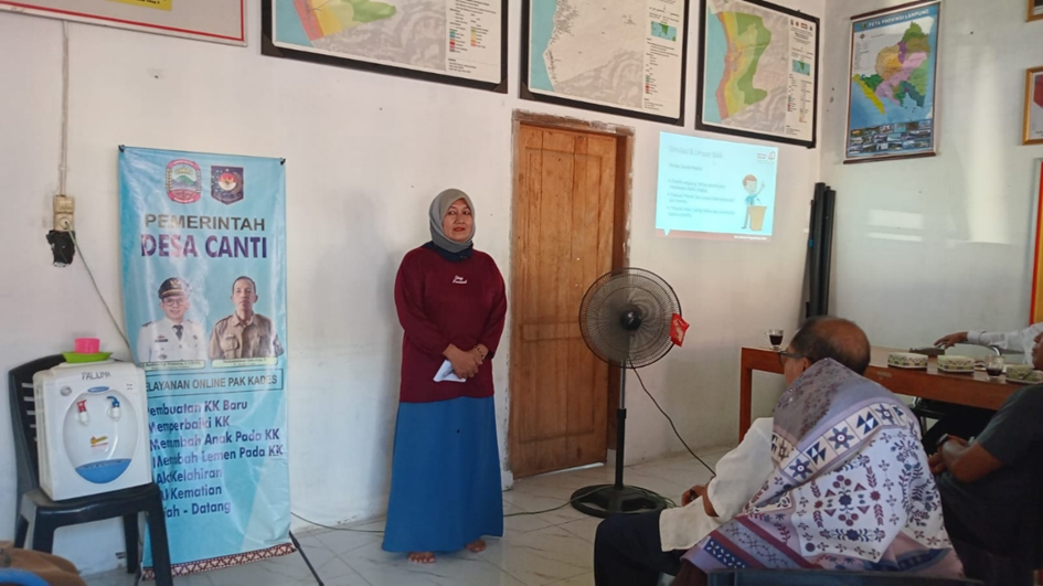 Salah satu ibu peserta pelatihan sedang maju dihadapan kelas