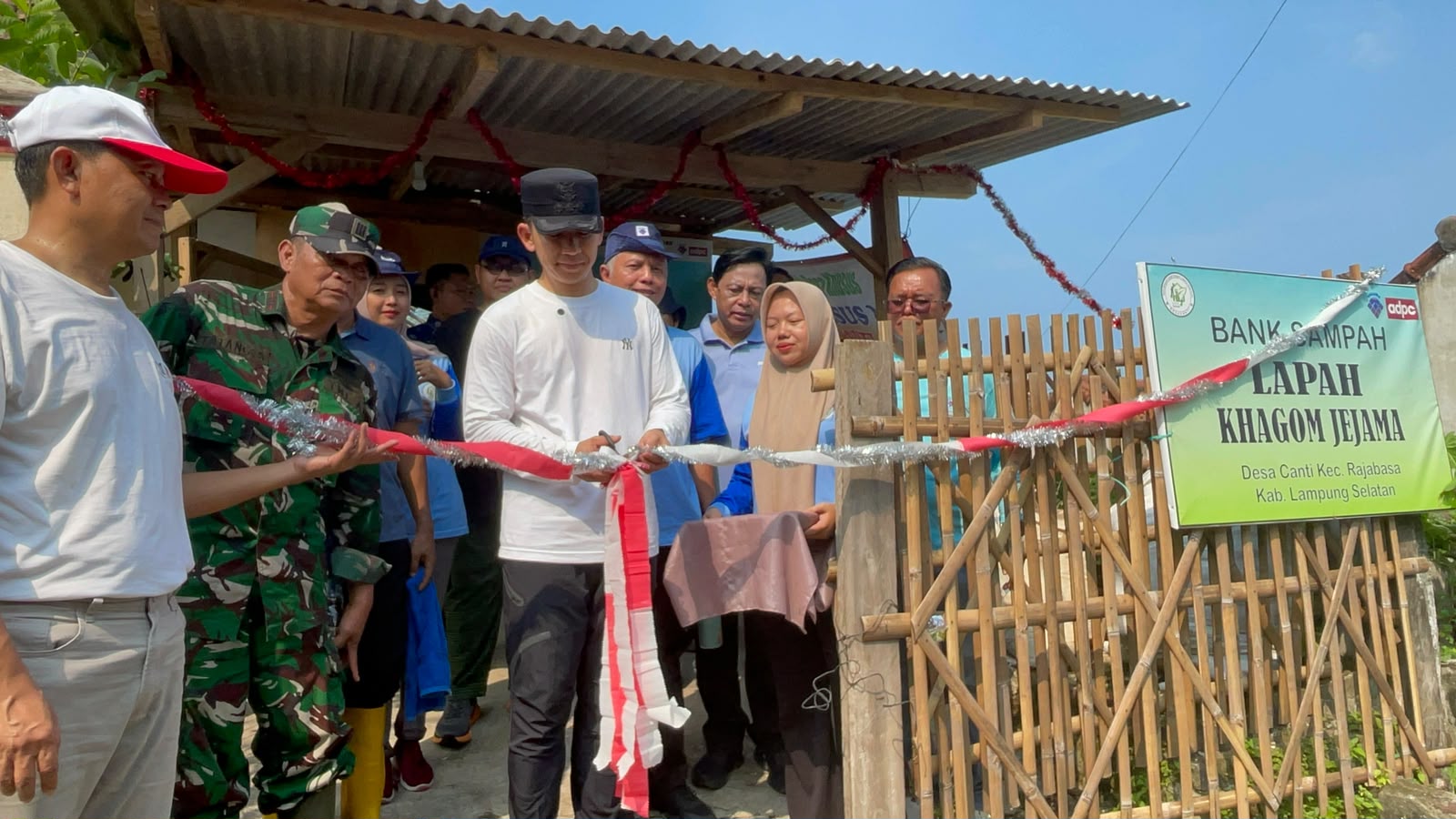 Bupati Lampung Selatan memotong tali simbolis untuk meresmikan Bank Sampah
