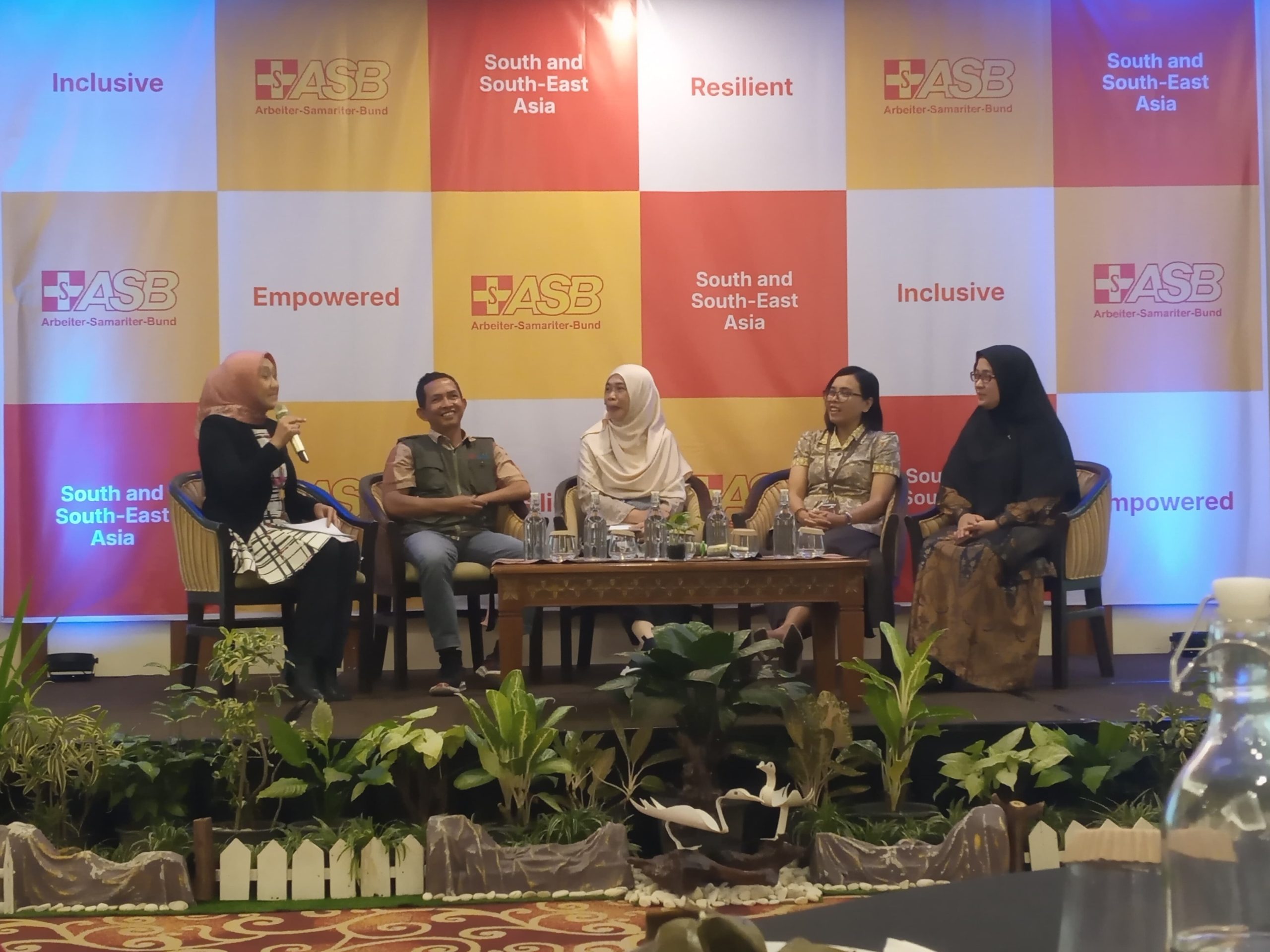 4 orang perempuan dan 1 laki-laki di atas panggung yang sedang berbincang dalam sesi “Refleksi Dampak Perjalanan Inklusif”