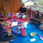 Terus Belajar dan Berkarya, PEKKA Canti dan Rajabasa Asah Keterampilan Membuat Hanuang Bani